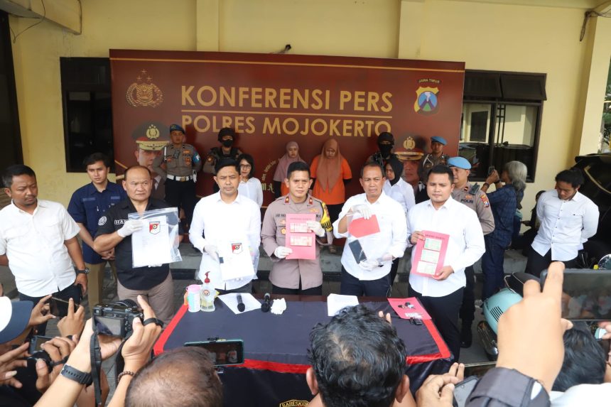 Polres Mojokerto Amankan Dua Wanita Diduga Bawa Lari Uang Nasabah 3,7 M
