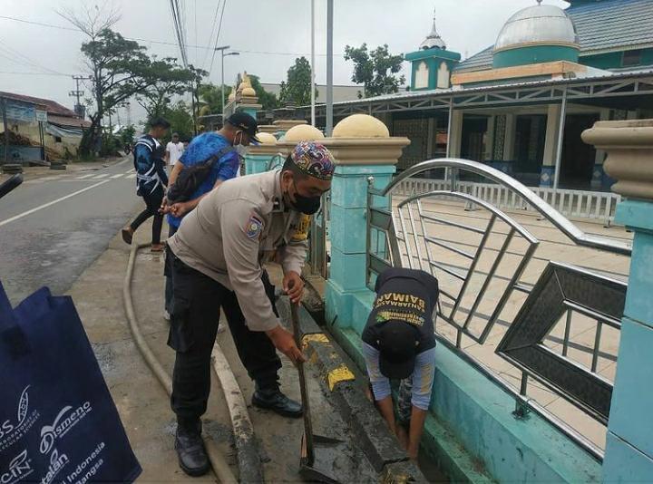 Tak Risih Bersihkan Masjid, Sikap Terpuji dari Polisi Ini Patut Ditiru