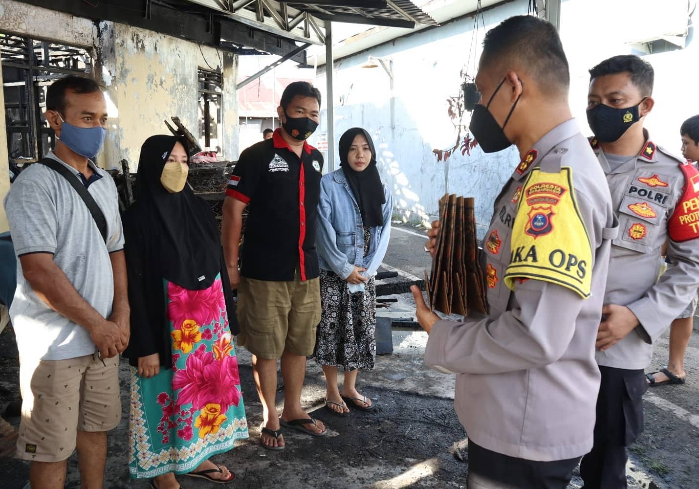 AKBP Sabana Atmojo Serahkan Bantuan untuk Korban Kebakaran di Asrama Polisi Banjarmasin Utara