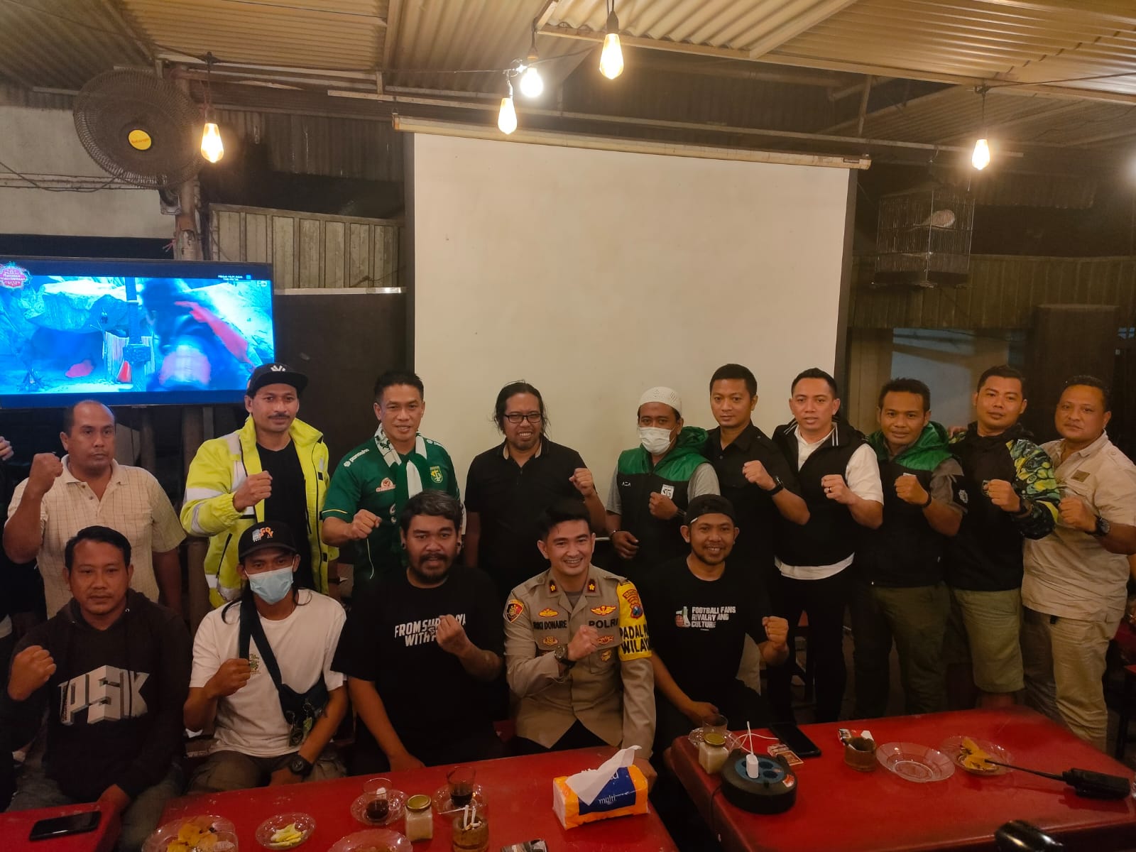 Bangun Sinergitas Keamanan, Kapolrestabes Surabaya Ngopi Bareng Bonek