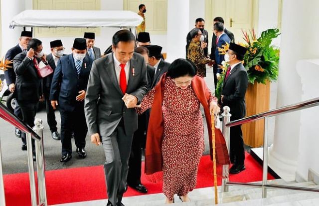 Presiden Joko Widodo Berjalan Kaki Bersama Ketua Umum Partai Politik Menuju Istana Negara Untuk Menghadiri Pelantikan Menteri Dan Wakil Menteri
