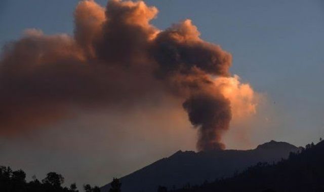 Gunung Raung Muntahkan Abu Vulkanik, Bandara Banyuwangi Terganggu