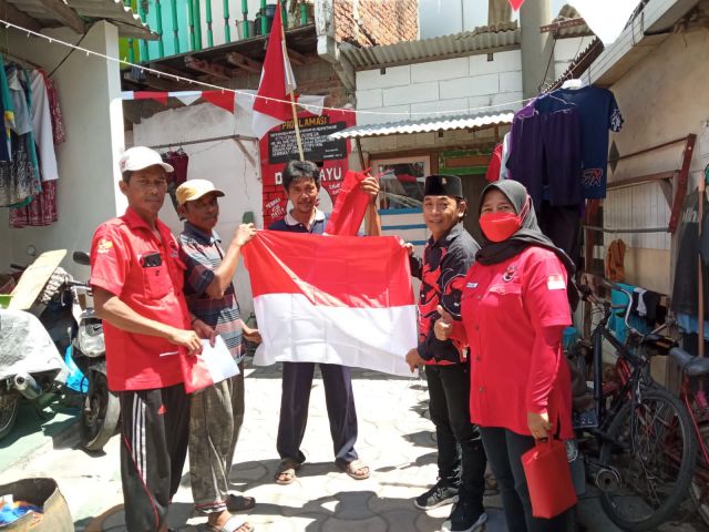 Kader PDIP Surabaya Bagikan Bendera Merah Putih Ke Kampung - Kampung
