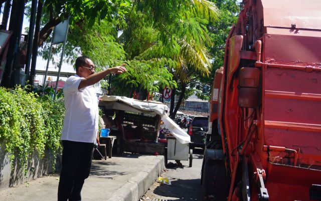 Cegat Truck Sampah Tidak Layak, Wakil Walikota Armuji Minta Optimalkan Truk Sampah Compactor