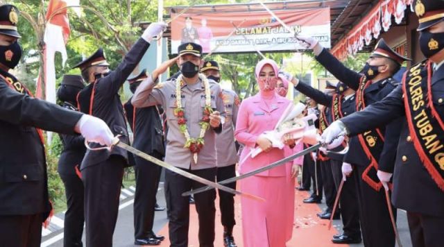 Tradisi Pedang Pora Sambut Kedatangan Kapolres Tuban AKBP Rahman Wijaya, Ini Dia Sosoknya