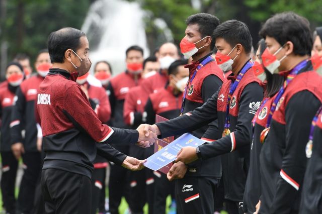 Presiden Jokowi Serahkan Bonus Bagi Atlet Peraih Medali SEA Games Ke 31 Vietnam
