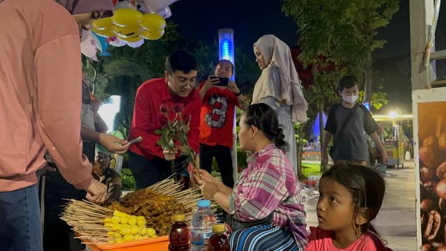 TMP Surabaya Bagikan 140 Bunga Di Hari Kartini, Seno : Ganjar Capres, Ibu Megawati Dengarkan Suara Rakyat