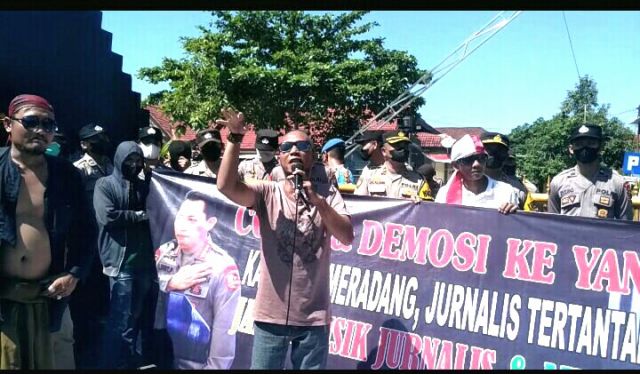 Ratusan Jurnalis Geruduk Mapolres Sampang, Sebagai Bentuk Perlawanan Terhadap Arogansi Kapolres