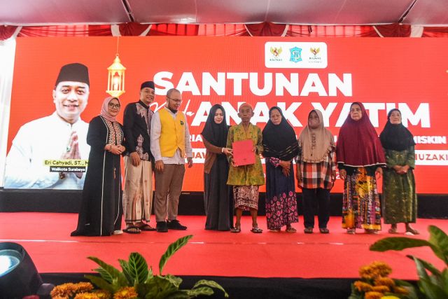 Baznas Surabaya Salurkan 4.000 Paket Sembako dan 99 Bantuan Rombong untuk Keluarga Miskin