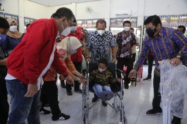 Pemkot Surabaya Beri Kursi Roda kepada Bocah yang Lumpuh sejak Lahir