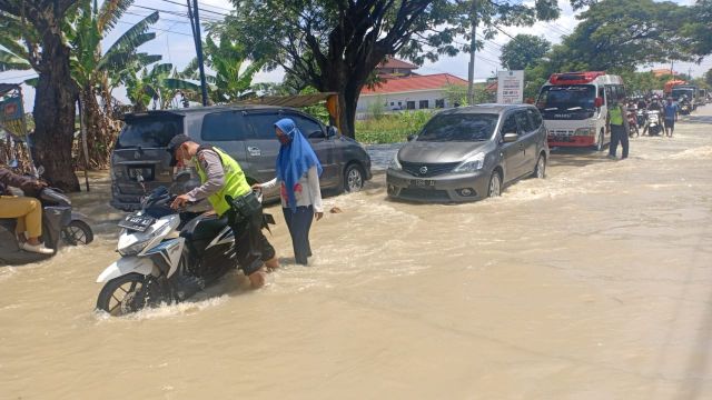 Jalan Tergenang Luapan Kali Lamong, Polisi dan TNI Bantu Pengendara