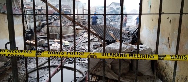 Pasar Campurdarat Terbakar Hebat, 70 Persen Bangunan Hangus