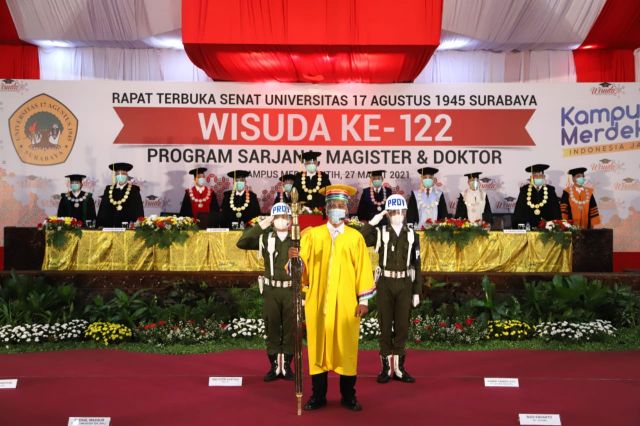 Wisuda Untag Surabaya, Drs Bambang DH: Kita harus Jadi Pelopor