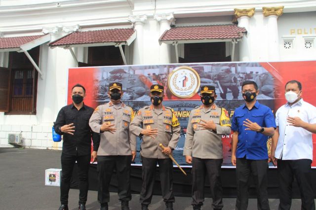 17 Tahun Mengabdi, Alumni Akpol 2004 Batalyon Tatag Trawang Tungga Menggelar Bakti Sosial di Surabaya