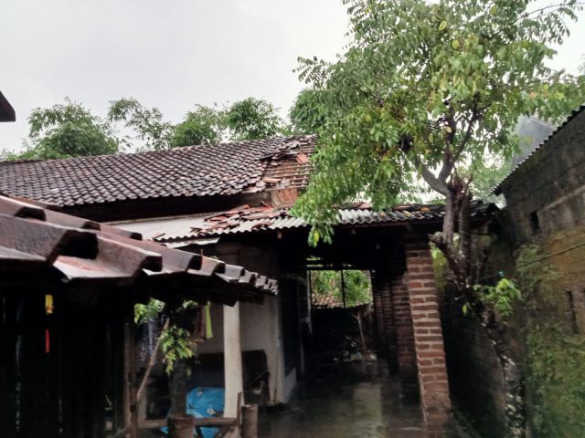 Hujan Campur Angin, Puluhan Rumah Di Tulungagung Rusak