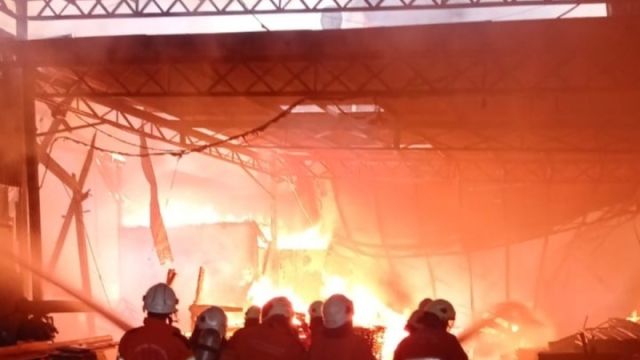 Polisi Telisik Penyebab Terbakarnya Pabrik Mebel di Karangpilang