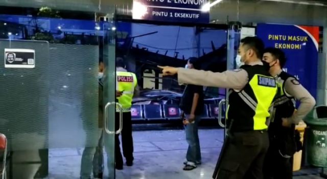 Polisi: Sebagian Besar Plafon Ruang Tunggu Stasiun Pasar Turi Ambruk