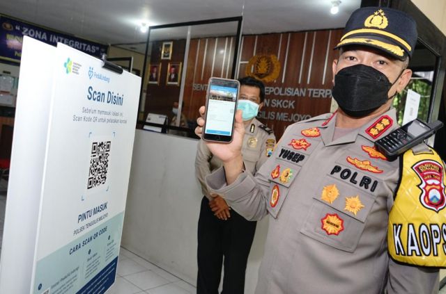 Kapolrestabes Surabaya Pastikan Polsek Jajaran Menerapkan Scan Barcode PeduliLindungi