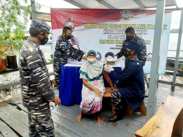 Momen HUT TNI AL ke-76, Posal Kumai Gelar Ops Vaksinasi Covid-19 pada Warga Desa Sungai Kapitan