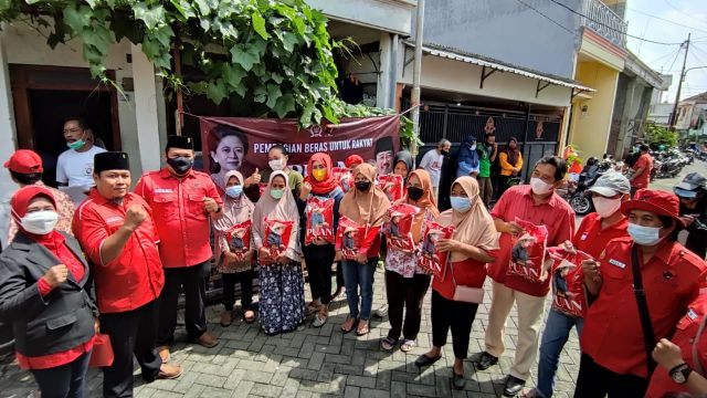 Melalui Kader-Kader PDIP Surabaya, Bambang DH Salurkan Beras Mbak Puan kepada Warga