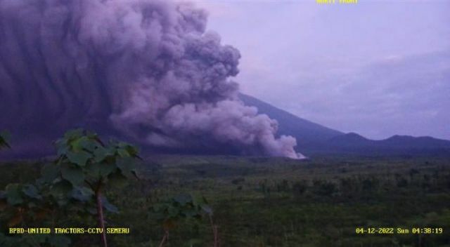 Erupsi Gunung Semeru,  Guguran Awan Panas Bertebaran Sejauh 7 Km