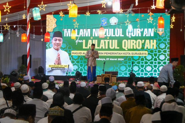 Di Malam Nuzulul Quran, Wali Kota Eri Cahyadi Ingatkan Warga Surabaya Berzakat di Kampungnya Sendiri