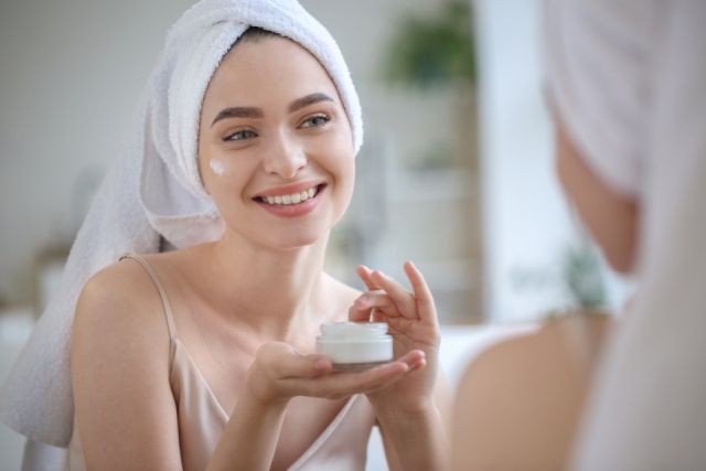 5 Tips Memilih Skincare yang Benar ala Dokter Spesialis Kulit Unair